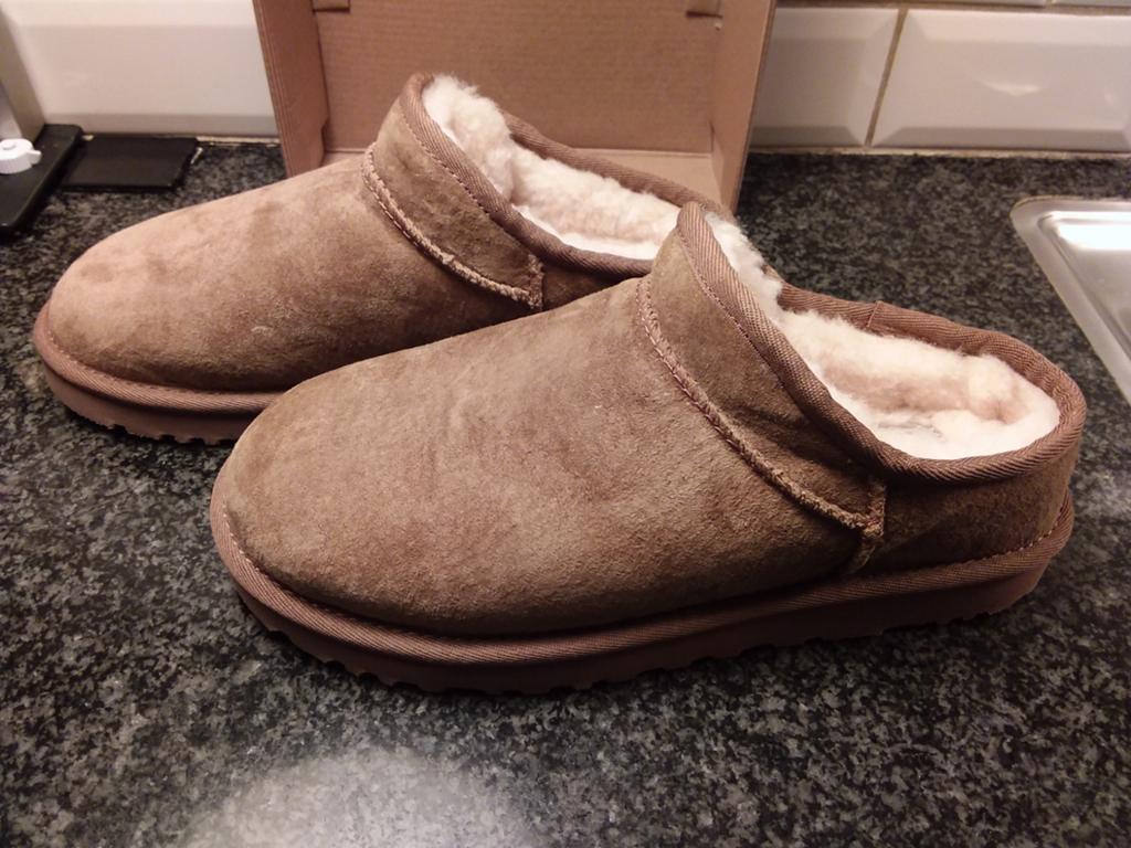 Ugg Classic Slipper. Maat 37, Ophalen of Verzenden, Nieuw, Bruin, Pantoffels of Sloffen