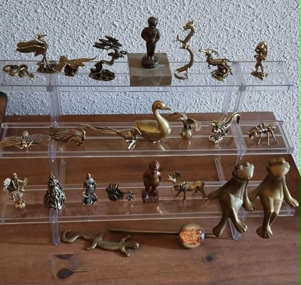 Miniatuur brons, messing en koper beeldjes 25 stuk met rek, Ophalen of Verzenden, Koper