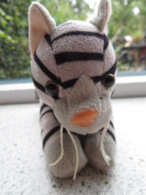 Kat Poes grijs met zwarte strepen merk Toykits De Jong, Ophalen of Verzenden, Klein (minder dan 20 cm), Tijger, Met label