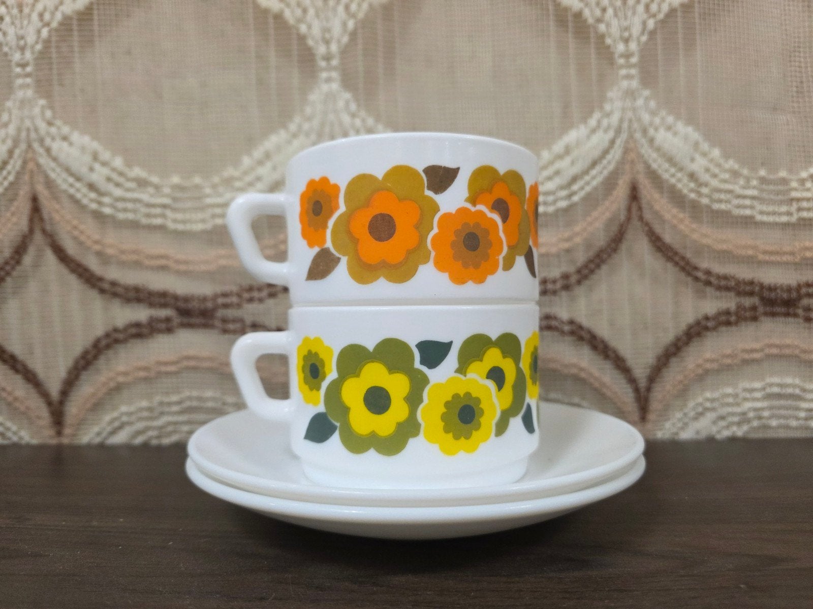Arcopal France Lotus kop en schotel oranje - gele bloemen, Gebruikt, Ophalen of Verzenden, Glas, Overige stijlen