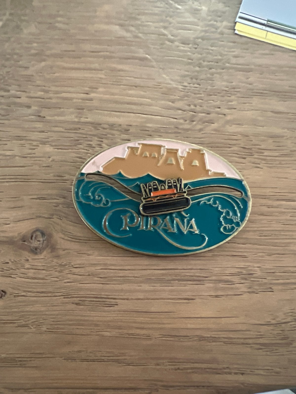 Efteling Piranha Pin - Zeldzaam verzamelobject, Verzamelen, Efteling, Ophalen of Verzenden, Nieuw, Button of Speldje