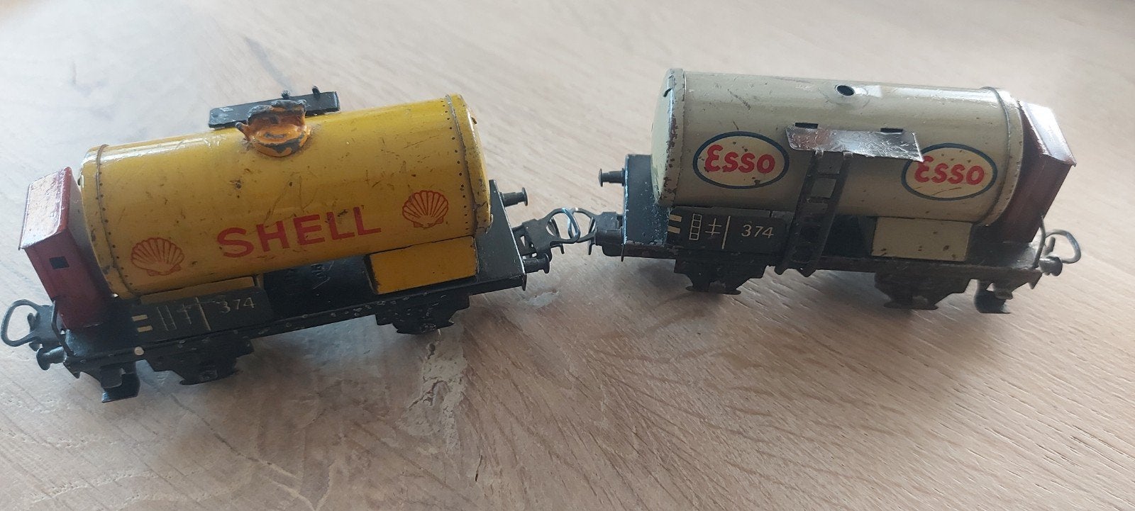 Zeldzame Märklin DB/Shell en Esso ketelwagens artnr 374, Wisselstroom, Wagon, Ophalen of Verzenden, Zo goed als nieuw