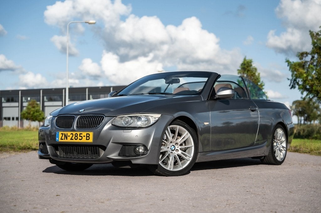 BMW 325i Cabrio FACELFT M-PAKKET DEALER OH Stoelverw+Memory, 745 kg, Achterwielaandrijving, Cabriolet, 4 stoelen