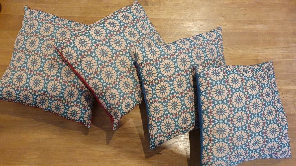 Decoratieve kussenhoezen 50x50;rood-blauw-taupe bloempatroon, Ophalen of Verzenden, Zo goed als nieuw, Overige kleuren, Vierkant