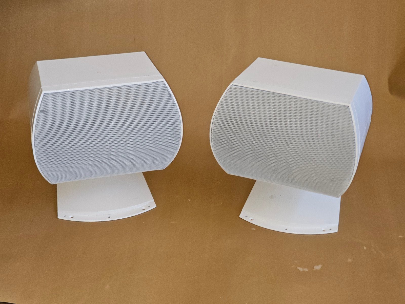 B&W Solid design speakers wit inclusief standaard, Gebruikt, Ophalen of Verzenden, Bowers & Wilkins (B&W), 120 watt of meer