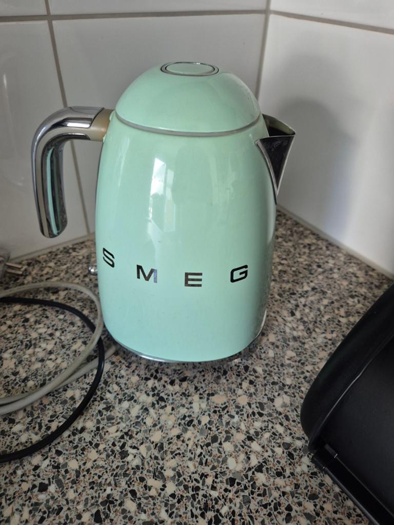 Smeg Waterkoker - Mintgroen - Stijlvol en Functioneel, 1 tot 2 liter, Ophalen, Zo goed als nieuw, Draadloos