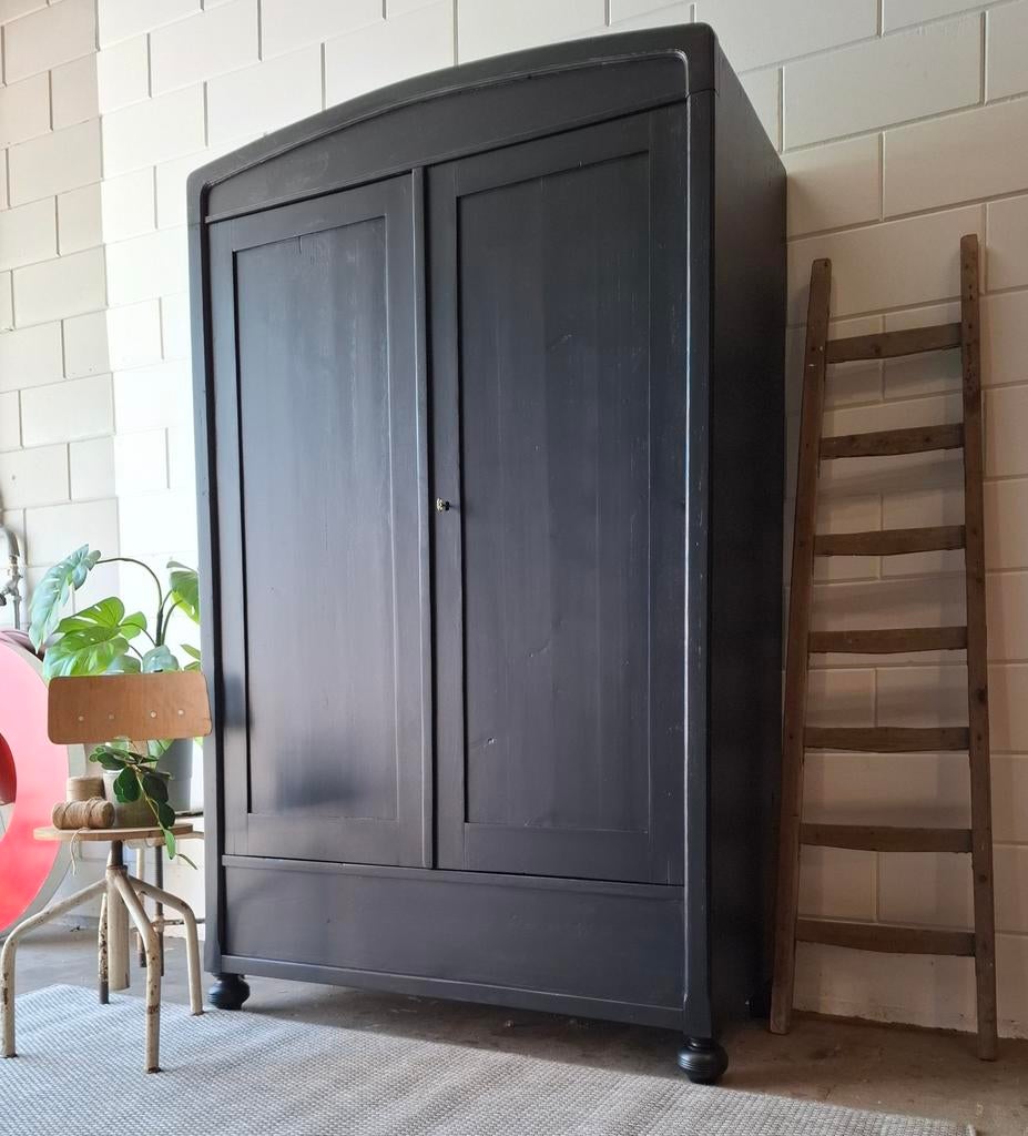Vintage/Brocante zwarte kloosterkast, Antieke houten kast