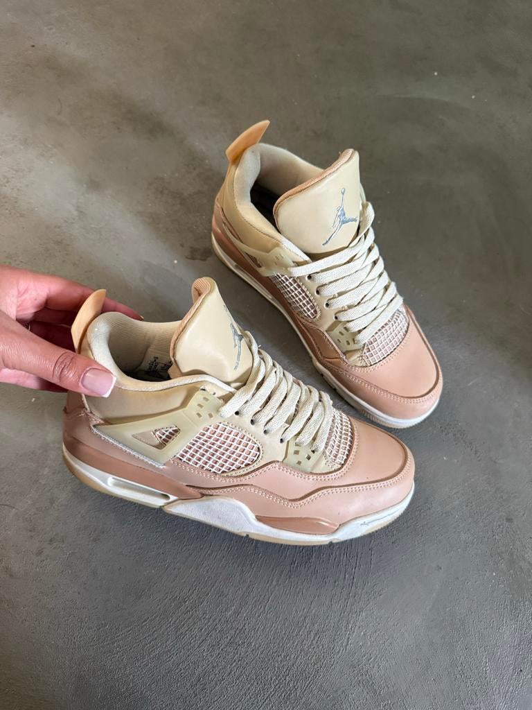 Jordan 4 Retro 'Shimmer' - Zo goed als nieuw, Kleding | Dames, Schoenen, Ophalen of Verzenden, Zo goed als nieuw, Beige, Sneakers of Gympen