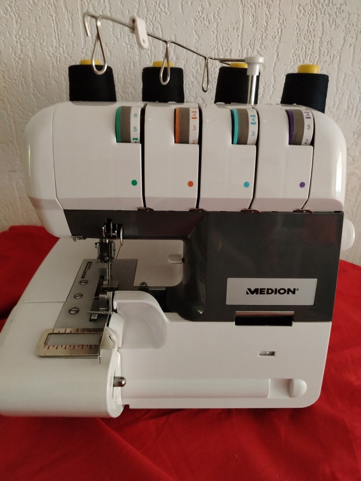 Madion  LockNaai machine met 4 gaaren, Ophalen, Nieuw, Naaimachine, Overige merken