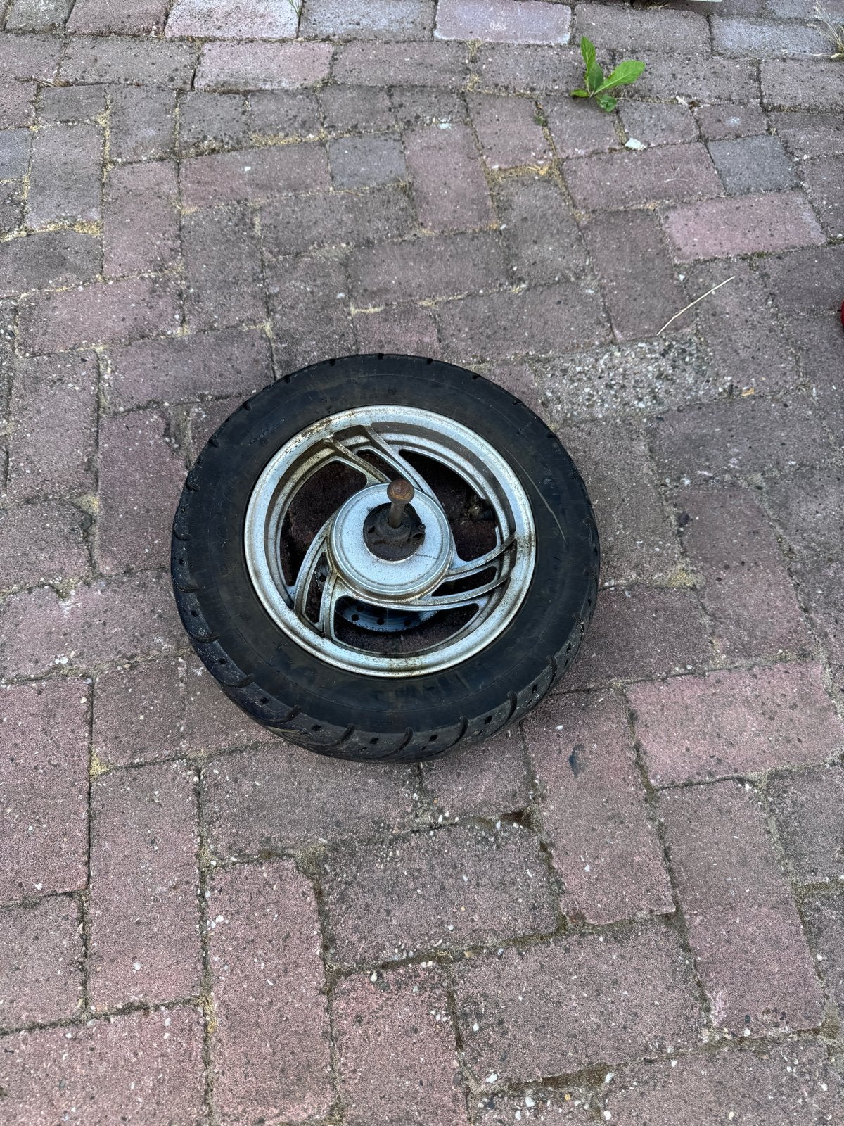 Peugeot V-Clic voorvelg met band en remschijf, Ophalen of Verzenden, Gebruikt, Overige typen, Peugeot