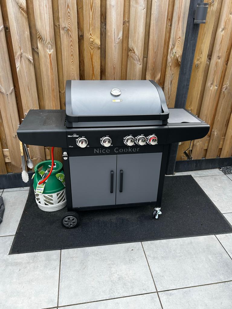 Nice Cooker Gas BBQ met 4 branders en zijbrander, Tuin en Terras, Gasbarbecues, Ophalen, Zo goed als nieuw