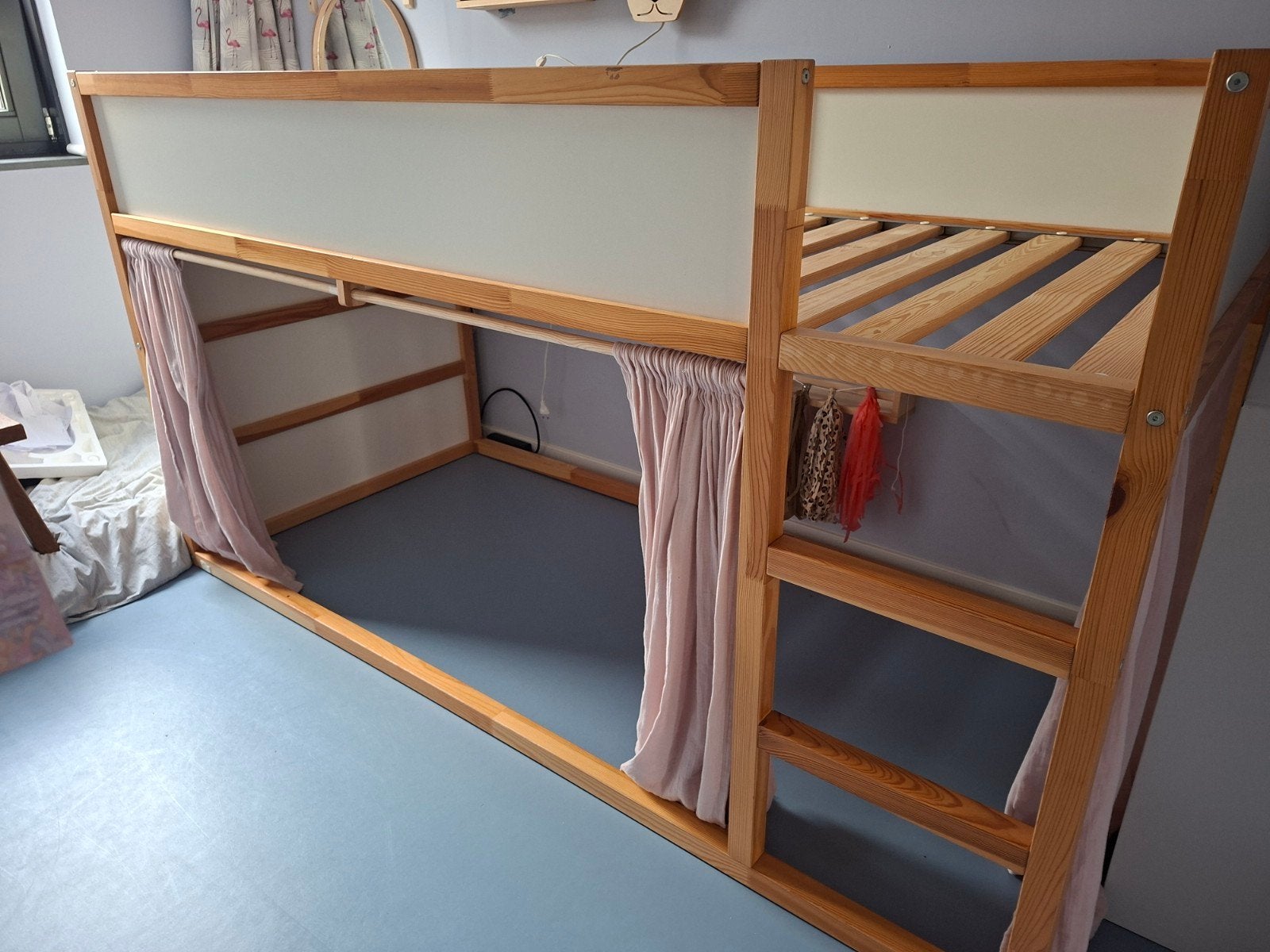 IKEA Kura omkeerbaar bed met roze gordijnen, Ophalen, Zo goed als nieuw, Halfhoogslaper