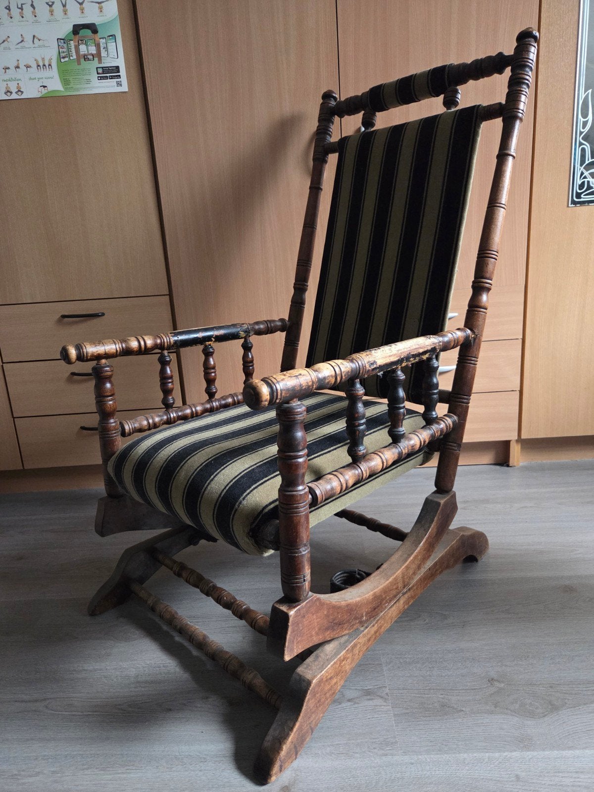 Antieke houten schommelstoel, Ophalen