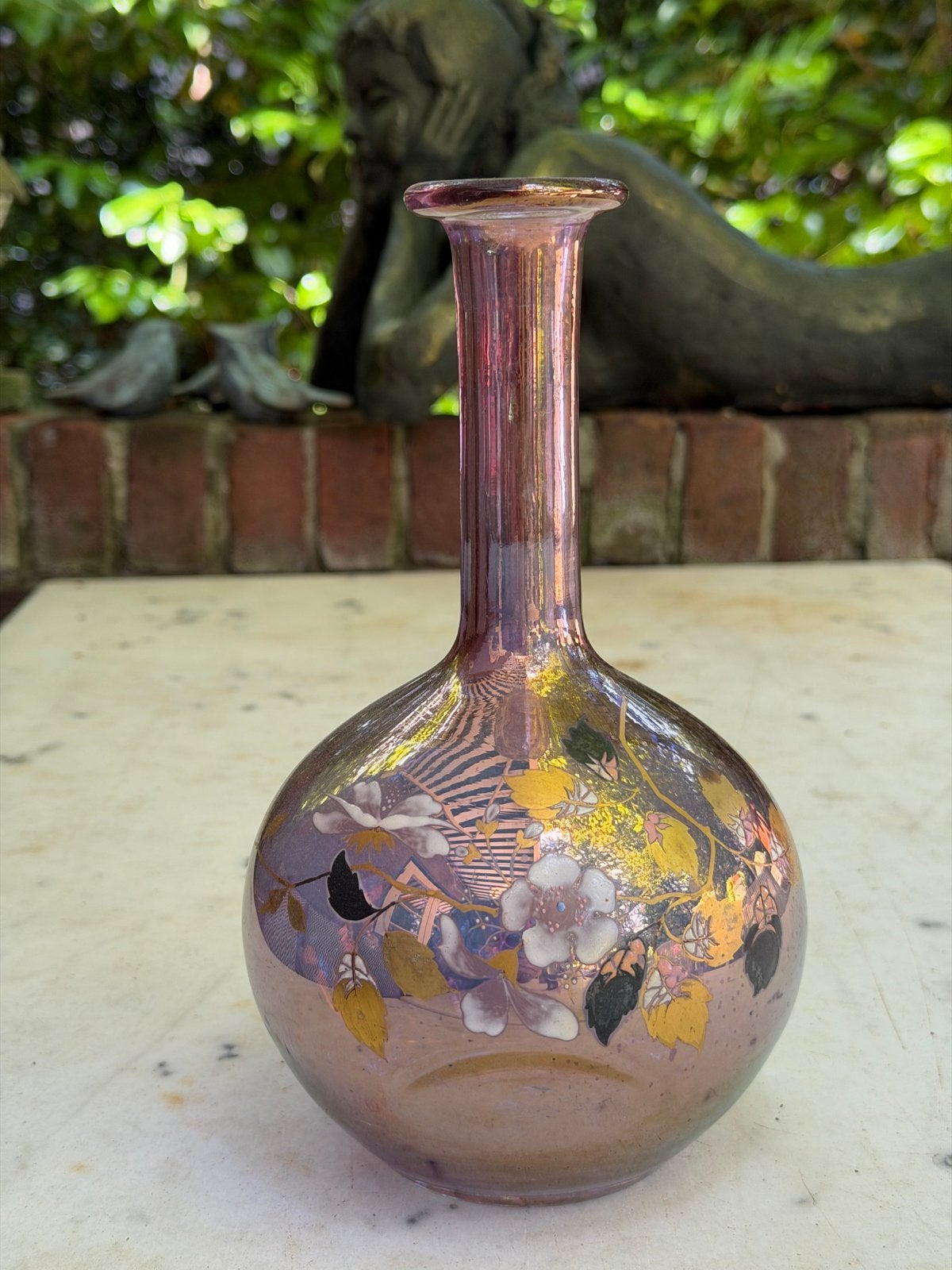 Iriserende glazen vaas met bloemmotief, 23cm hoog, Antiek en Kunst, Antiek | Vazen, Ophalen