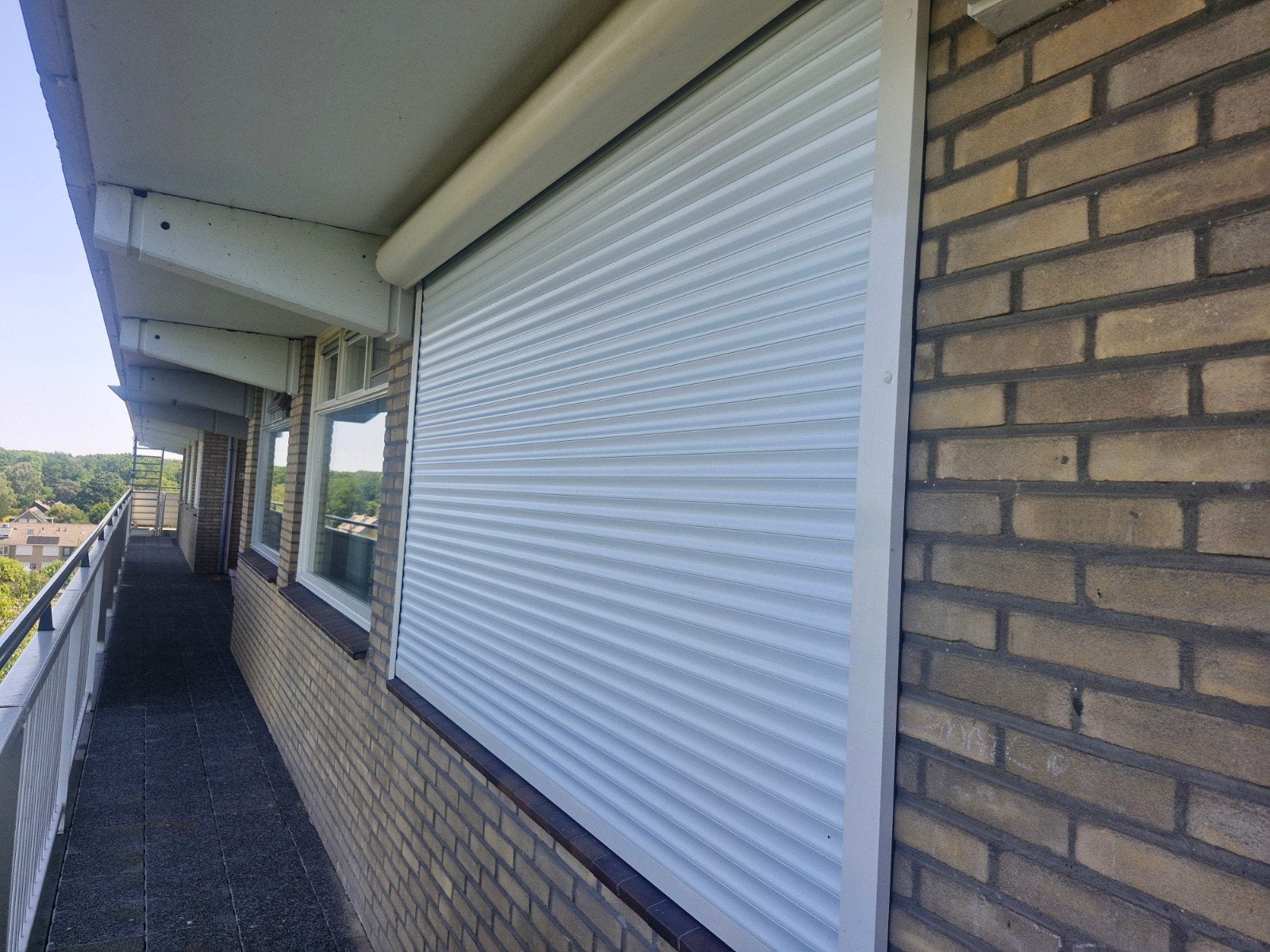 Elektrisch rolluik wit 150x230 cm, Doe-het-zelf en Verbouw, Rolluiken, Ophalen, Gebruikt, 100 tot 150 cm, 200 cm of meer