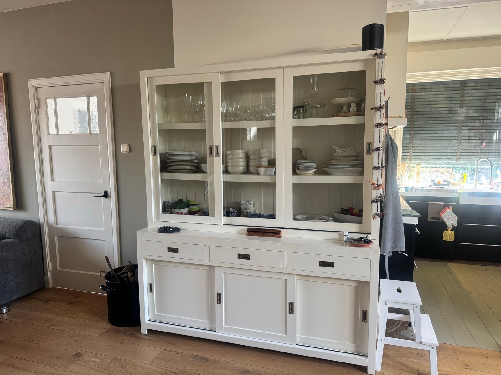 Mooie witte buffetkast met glazen schuifdeuren 210x180, Huis en Inrichting, Ophalen, Gebruikt