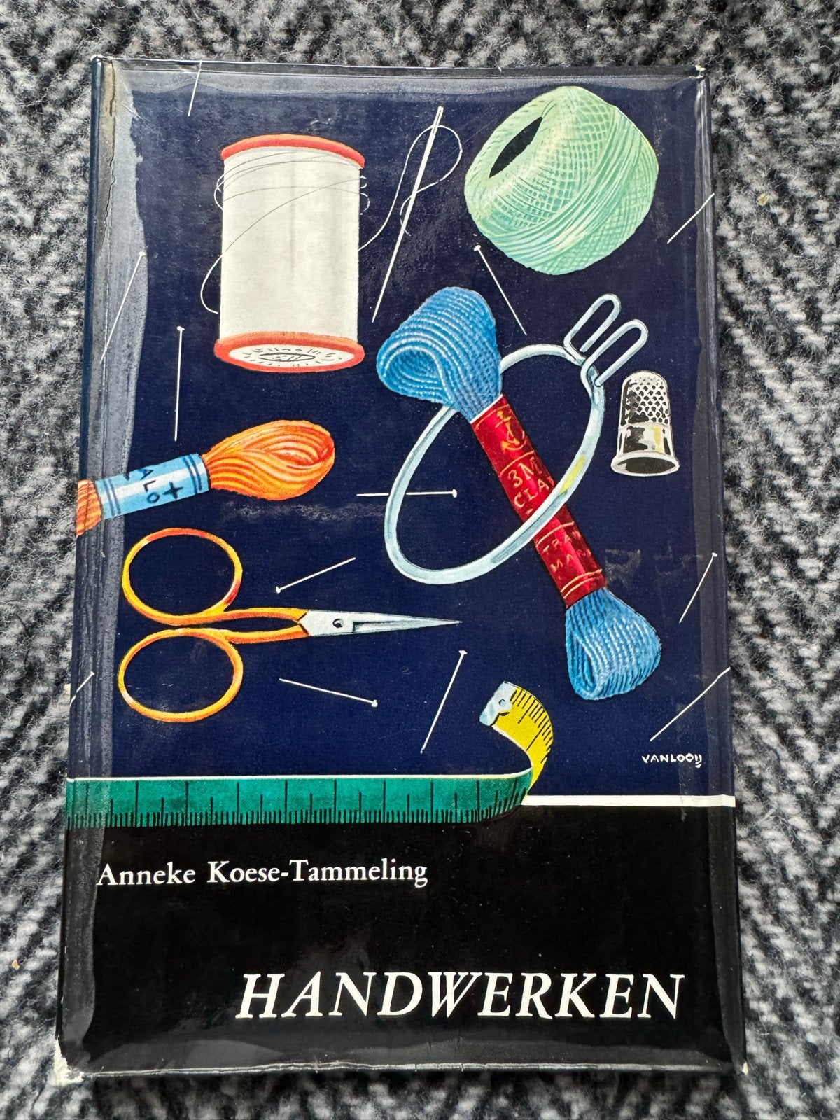 Handwerken - Anneke Koese-Tammeling (Vintage Boek), Ophalen, Gelezen, Borduren en Naaien