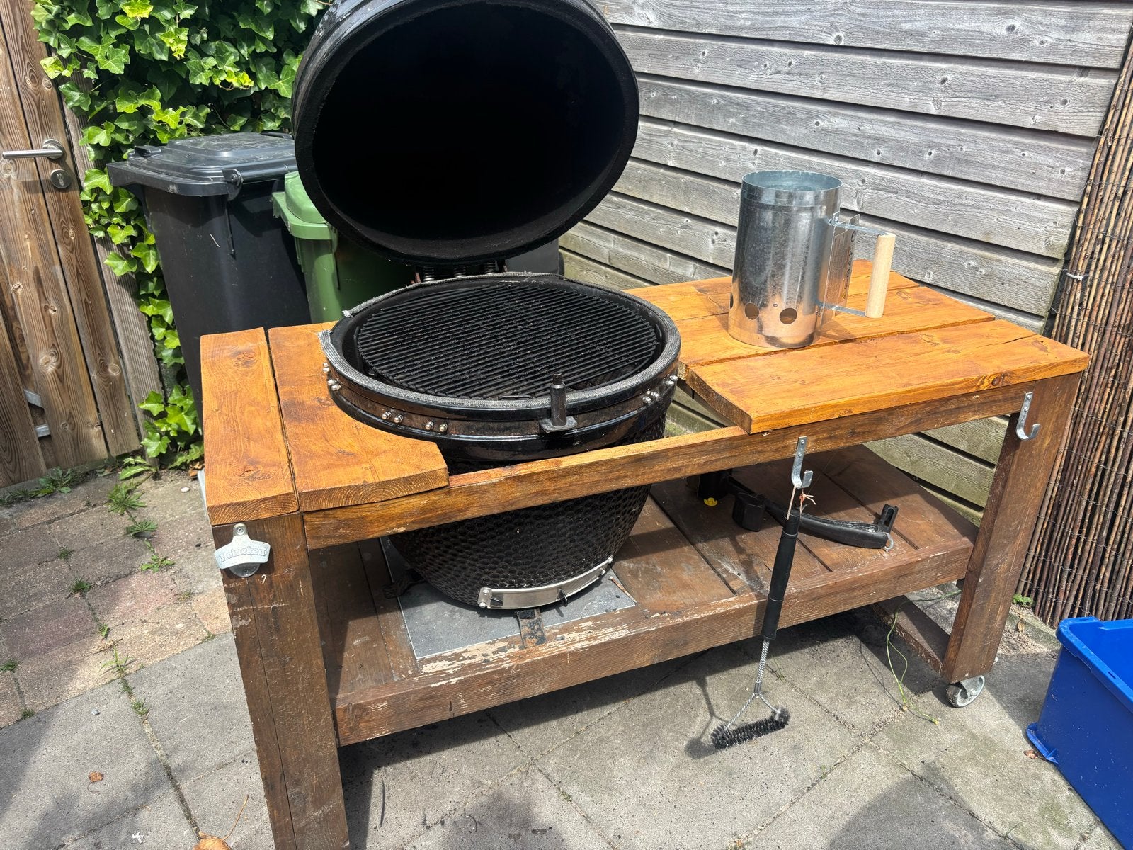 Kamado BBQ met bar, toebehoren en 3 zakken kolen, Ophalen, Gebruikt