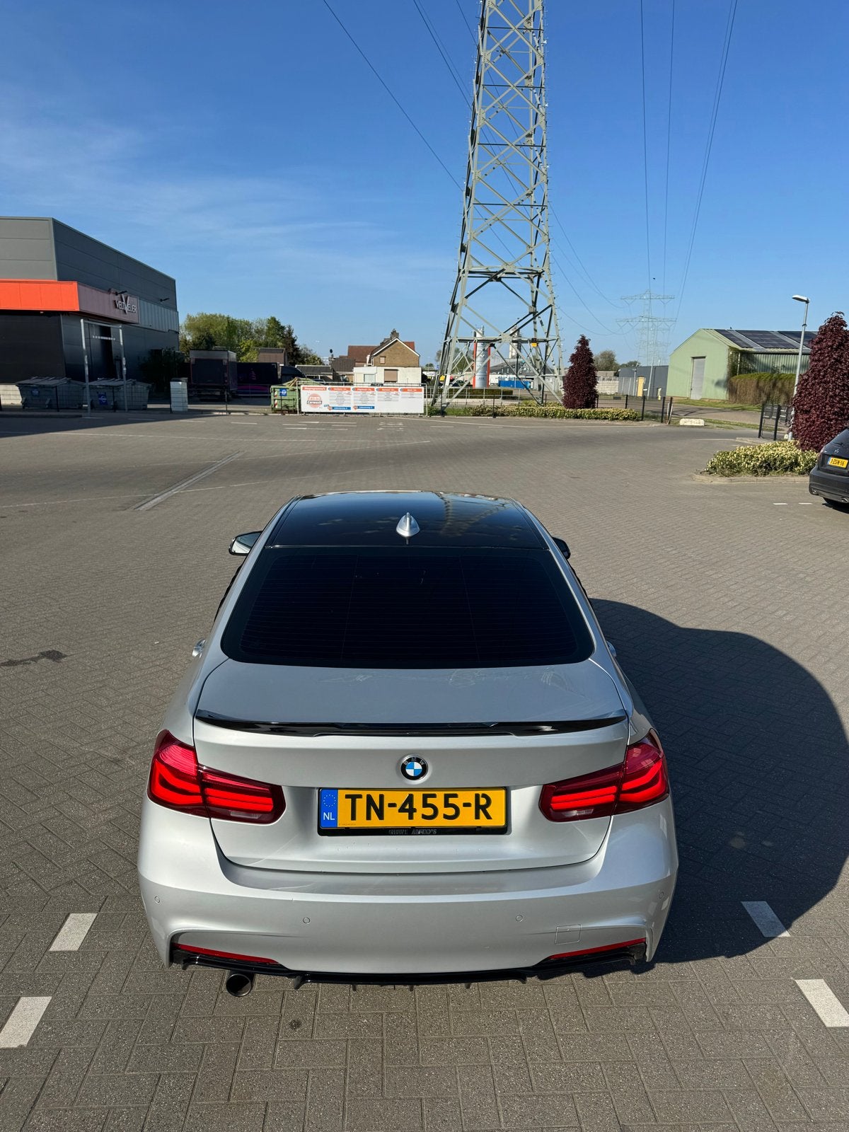 BMW 3-Serie 318i 136pk Aut 2018 Grijs, Auto's, Origineel Nederlands, 75 €/maand, 3 cilinders, Sedan