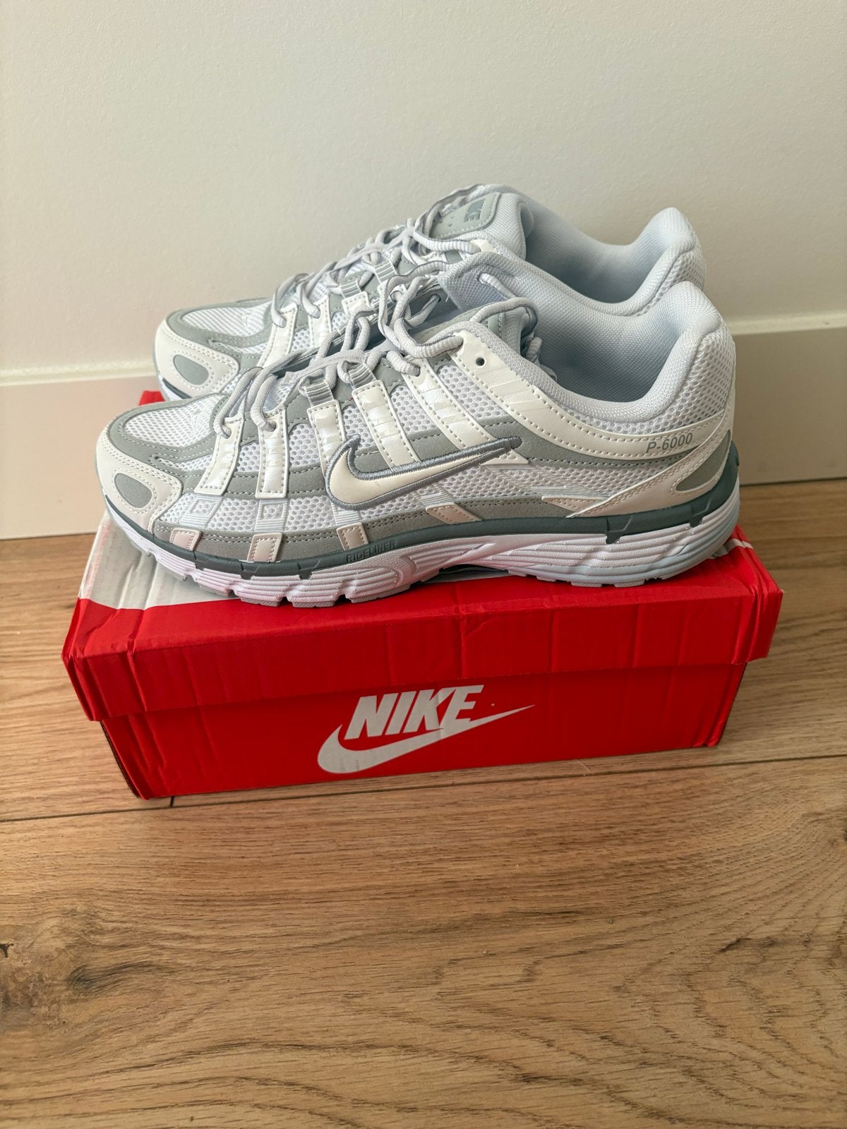 Nike P-6000 sneakers maat 44 - Nieuw en ongedragen, Kleding | Heren, Wit, Nieuw, Ophalen of Verzenden, Sneakers of Gympen