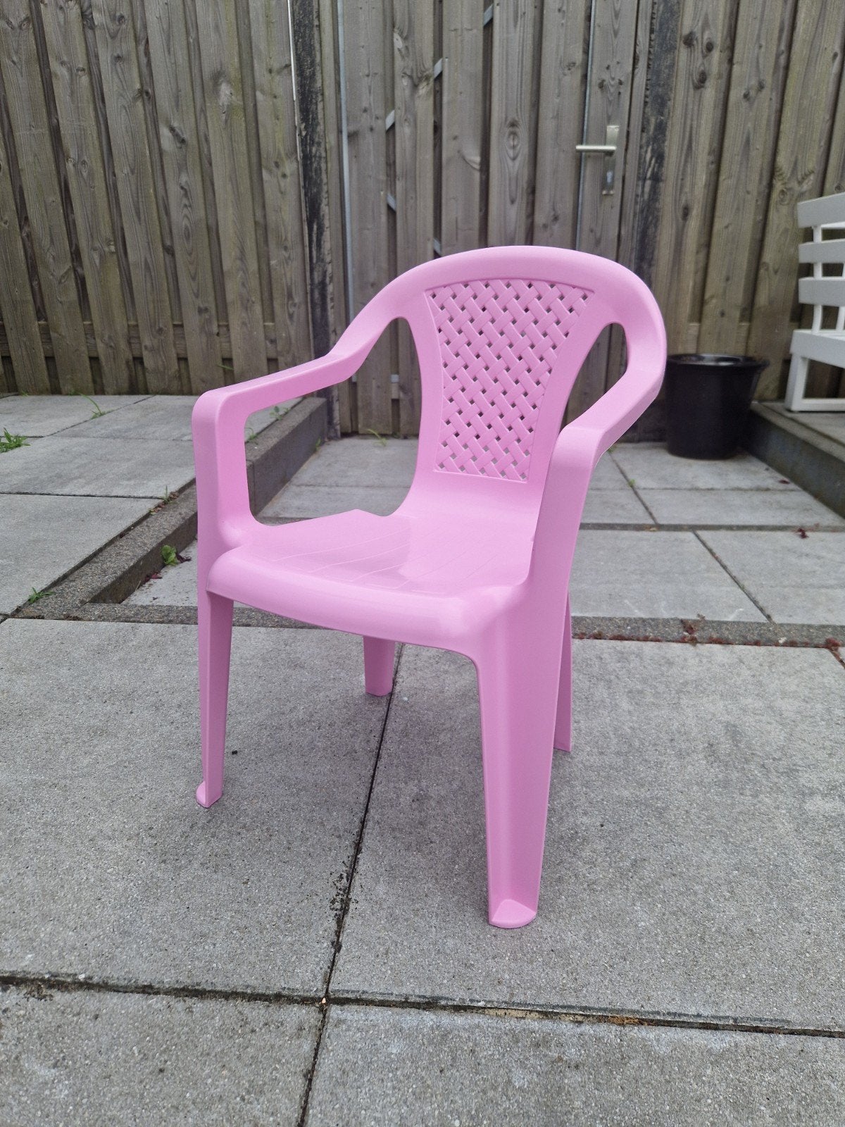 Roze kinderstoel van kunststof gratis ophalen Hellevoetsluis, Tuin en Terras, Ophalen, Nieuw, Kunststof