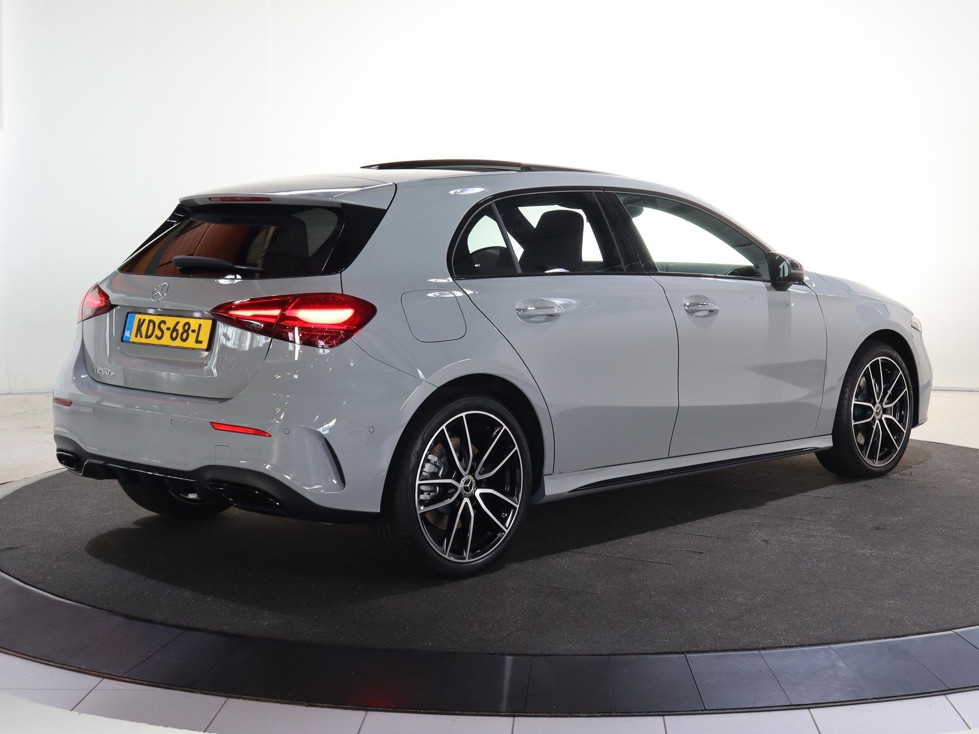 Mercedes-Benz A-klasse 250e Business Solution AMG | Panorama, Auto's, Mercedes-Benz, Automatische klimaatregeling, 4 cilinders