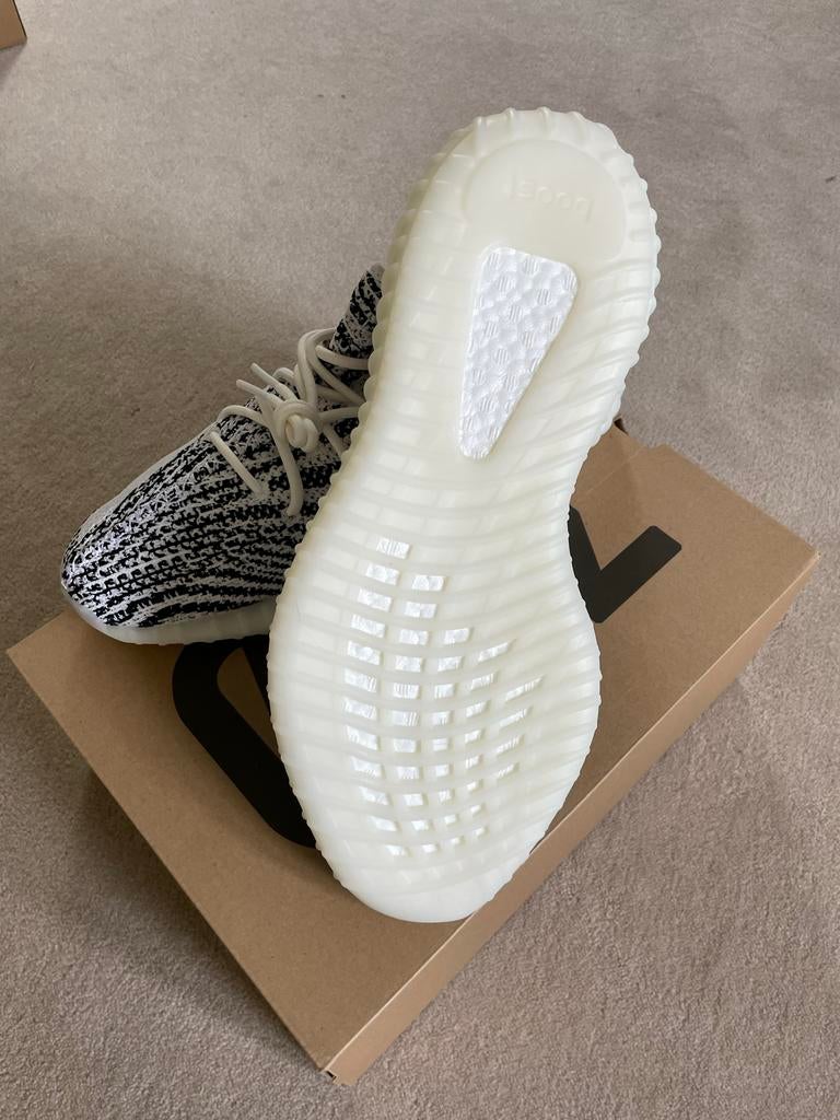 YEEZY 350 V2 Zebra - Maat 45 1/3 - Nieuw en Origineel+bewijs, Ophalen of Verzenden, Nieuw, Wit, Sneakers of Gympen