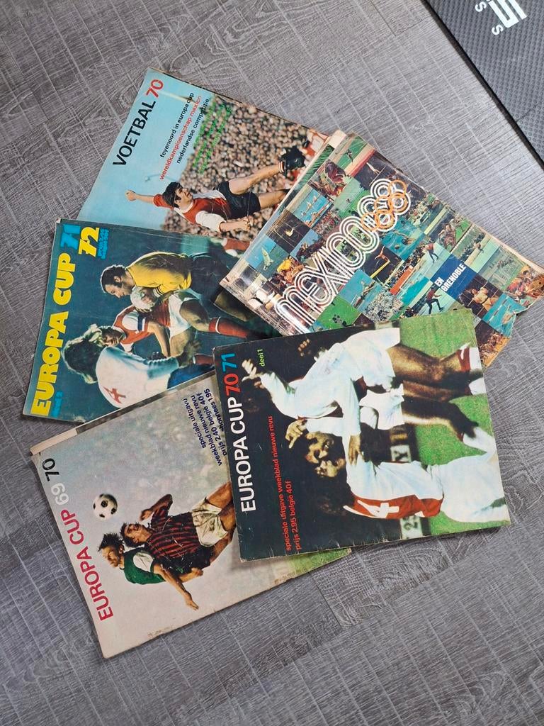 Oude voetbaltijdschriften van nieuwe revu, Verzamelen, Tijdschriften, Kranten en Knipsels, Ophalen of Verzenden, 1980 tot heden