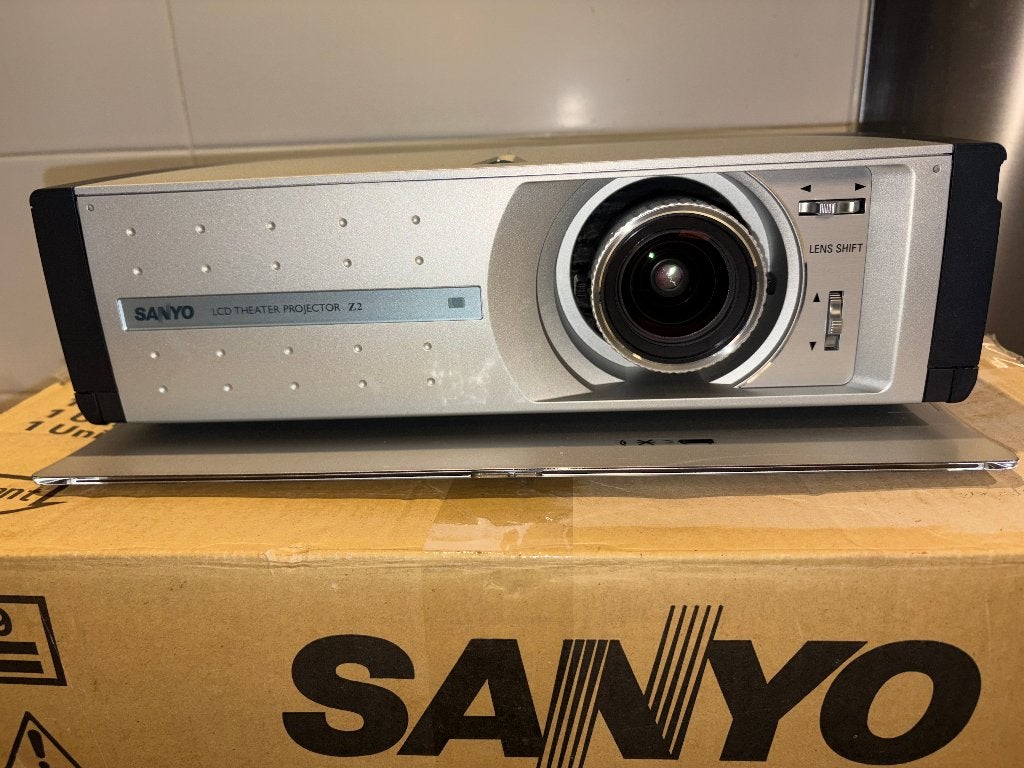 Nieuwe Sanyo PLV - Z2 LCD Beamer incl. nieuwe lamp, HD (720), Nieuw, Ophalen of Verzenden, Sanyo