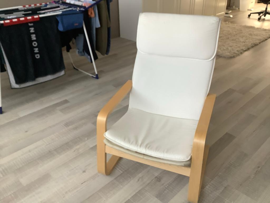 Comfortabele witte stoel met houten frame, Huis en Inrichting, Gebruikt, Wit, Ophalen of Verzenden, Eén