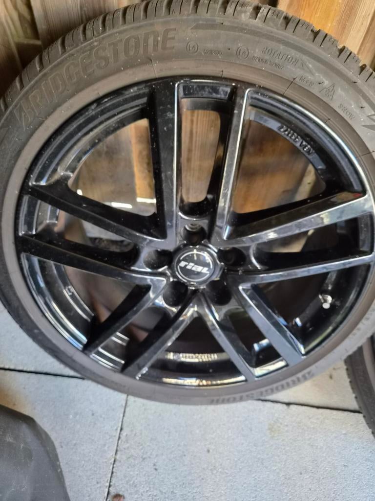 Winterbanden met zwarte lichtmetalen Bridgestone 215/45 R 18, Auto-onderdelen, Banden en Velgen, Ophalen of Verzenden