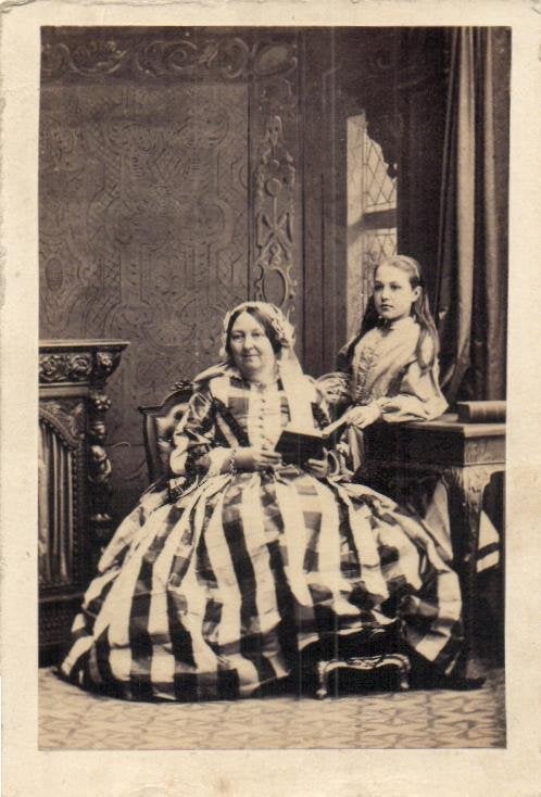 CDV -Zeer fraaie Jurk -2 dames - C. Silvij - Bayswater, Gebruikt, Verzenden, Foto, Buitenland