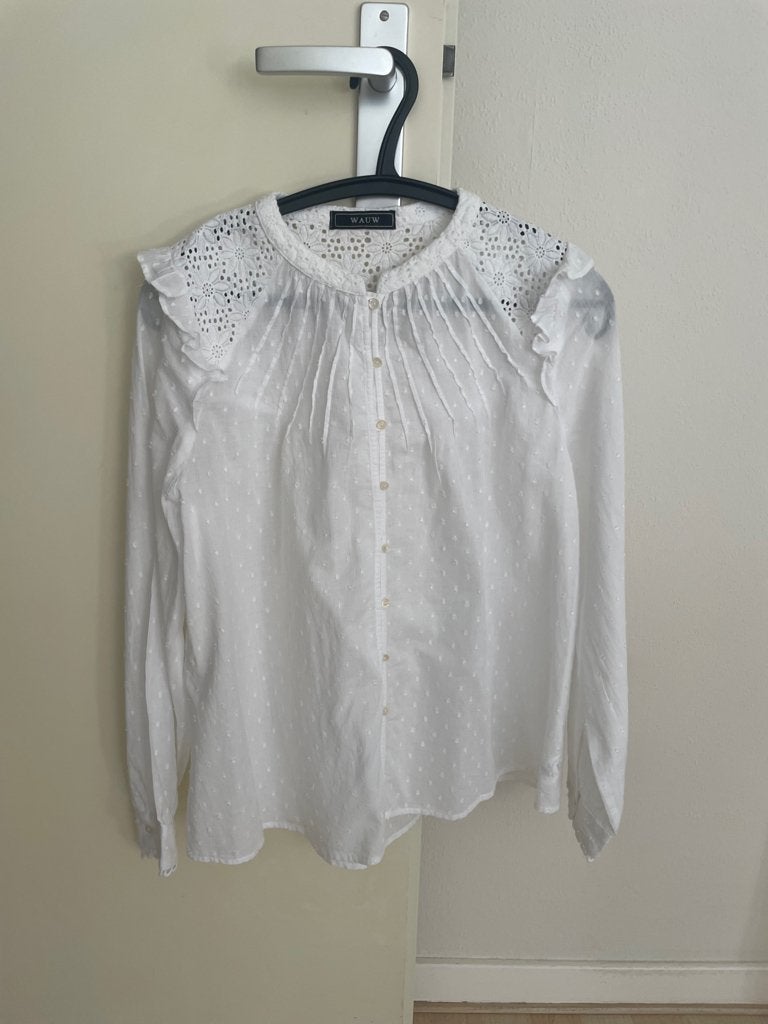 WAUW - Witte katoenen blouse met broderie maat S/M, Maat 38/40 (M), Wit, Nieuw, Ophalen of Verzenden