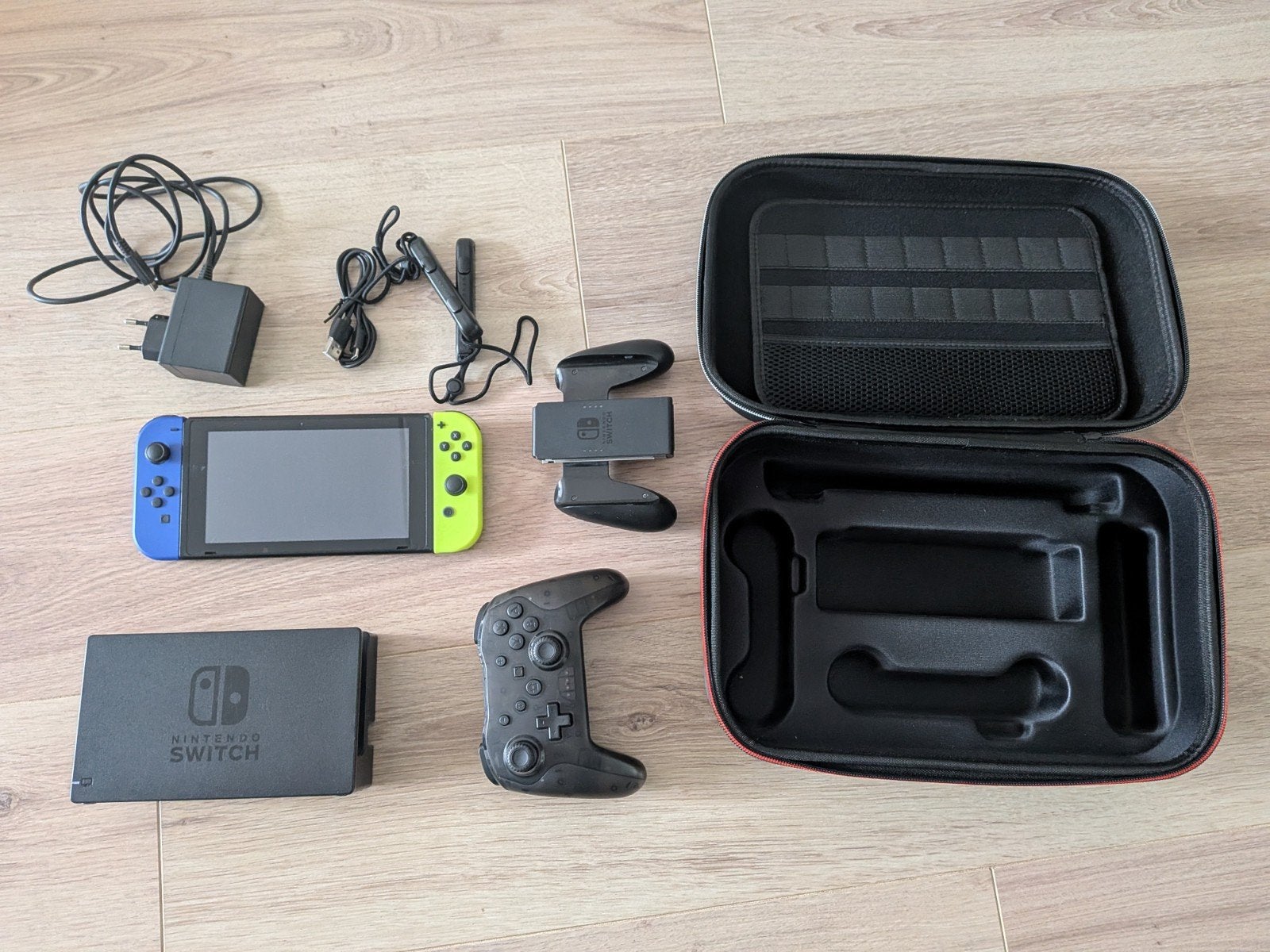 Nintendo Switch V2 Compleet met grote Reiskoffer, Spelcomputers en Games, Spelcomputers | Nintendo Switch, Ophalen of Verzenden