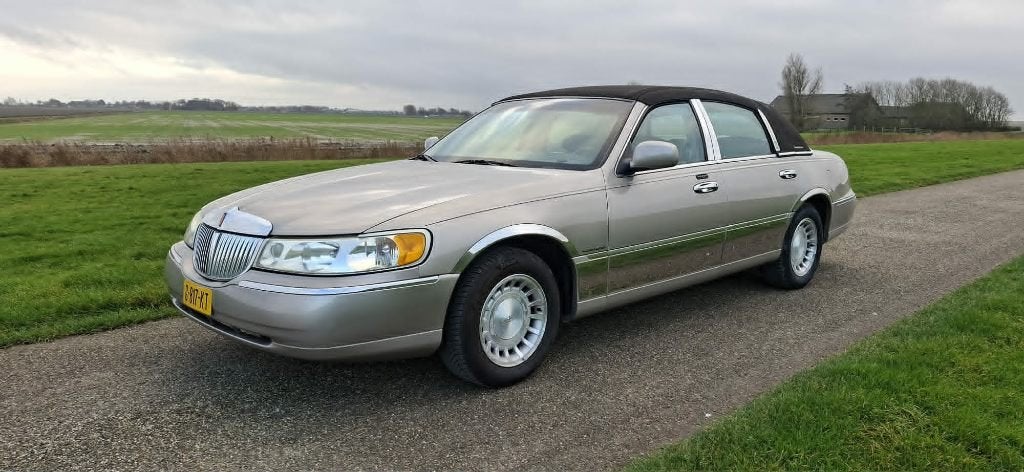 Ford Lincoln Town Car 4.6 V8 – Luxe, comfort en klasse, Bruin, Leder, Particulier, 6 stoelen