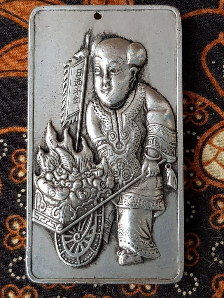 Mooi zwaar oud Chinees amulet van zilverbrons 8,7 cm., Antiek en Kunst, Kunst | Niet-Westerse kunst, Zilver, Sieraad, Ophalen of Verzenden