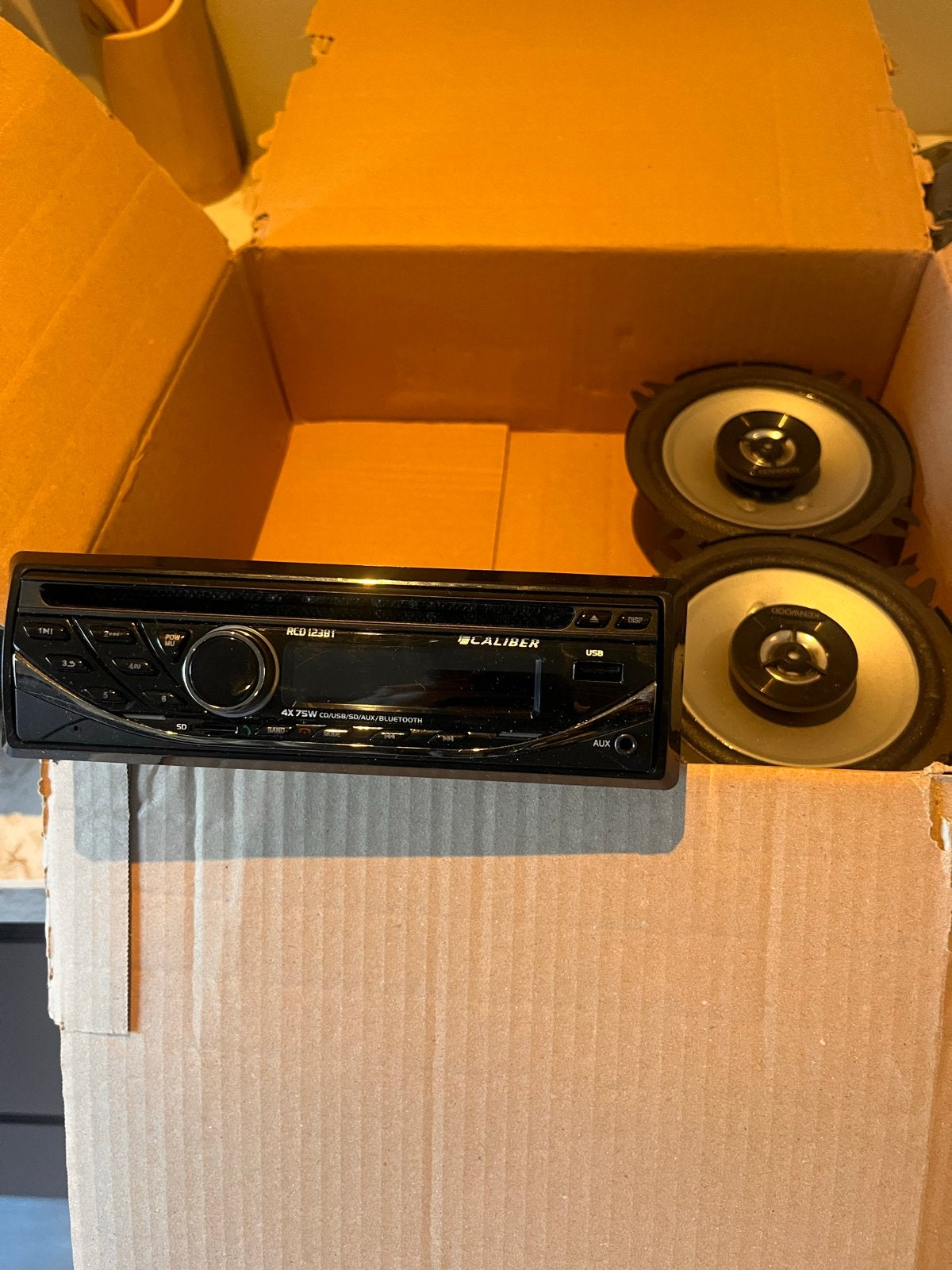 Caliber autoradio met Kenwood speakers, Auto diversen, Ophalen of Verzenden, Gebruikt