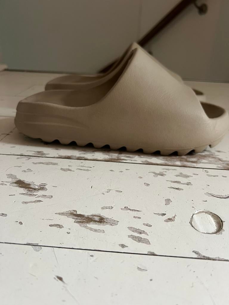 Yeezy Slide Pure - Maat 8US, Kleding | Dames, Schoenen, Verzenden, Zo goed als nieuw, Beige, Slippers