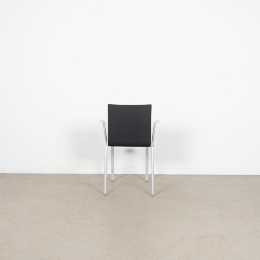 Vitra .03 Stoel Donkergrijs Kunststof (Stapelbaar) - Gepoede, Huis en Inrichting, Stoelen, Niet ingevuld, Zo goed als nieuw, Niet ingevuld