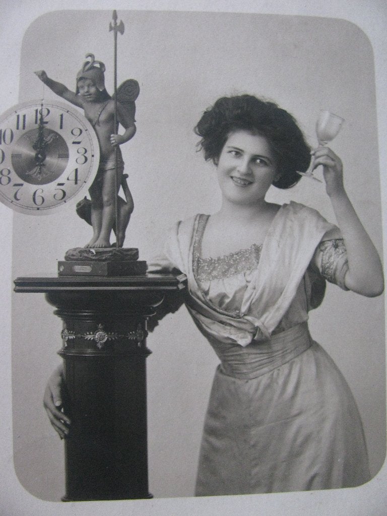 Antieke Kaart - Dame bij Cupido Klok / Champagne, Verzenden, 1920 tot 1940, Gelopen, Feest(dag)