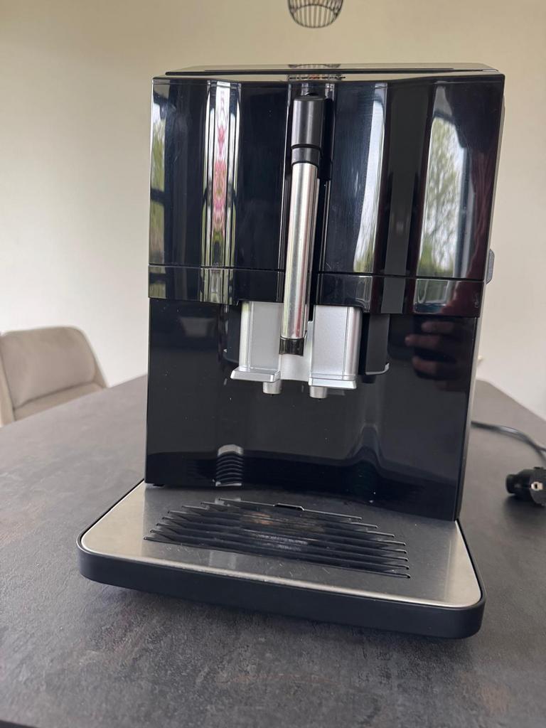 Siemens EQ300 Volautomatische Koffiemachine (defect), Ophalen, Afneembaar waterreservoir, Koffiemachine, Koffiebonen