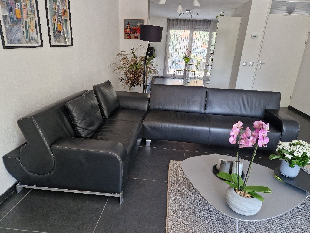 Leolux hoekbank B zwart leder flat hoekbank van zwart leer, Ophalen, Gebruikt, Hoekbank, 300 cm of meer