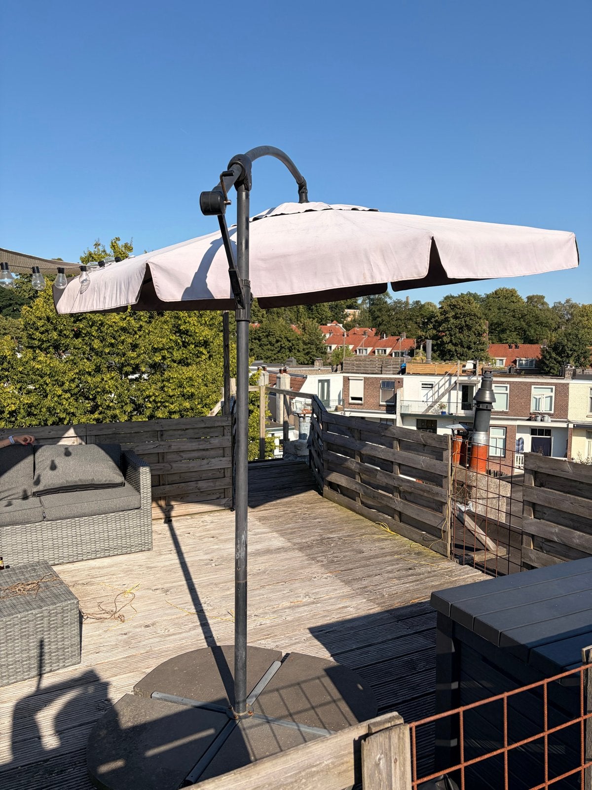 Zweefparasol - Beige/Grijs - Inclusief voet, Tuin en Terras, Ophalen, Gebruikt, Kantelbaar, 2 tot 3 meter