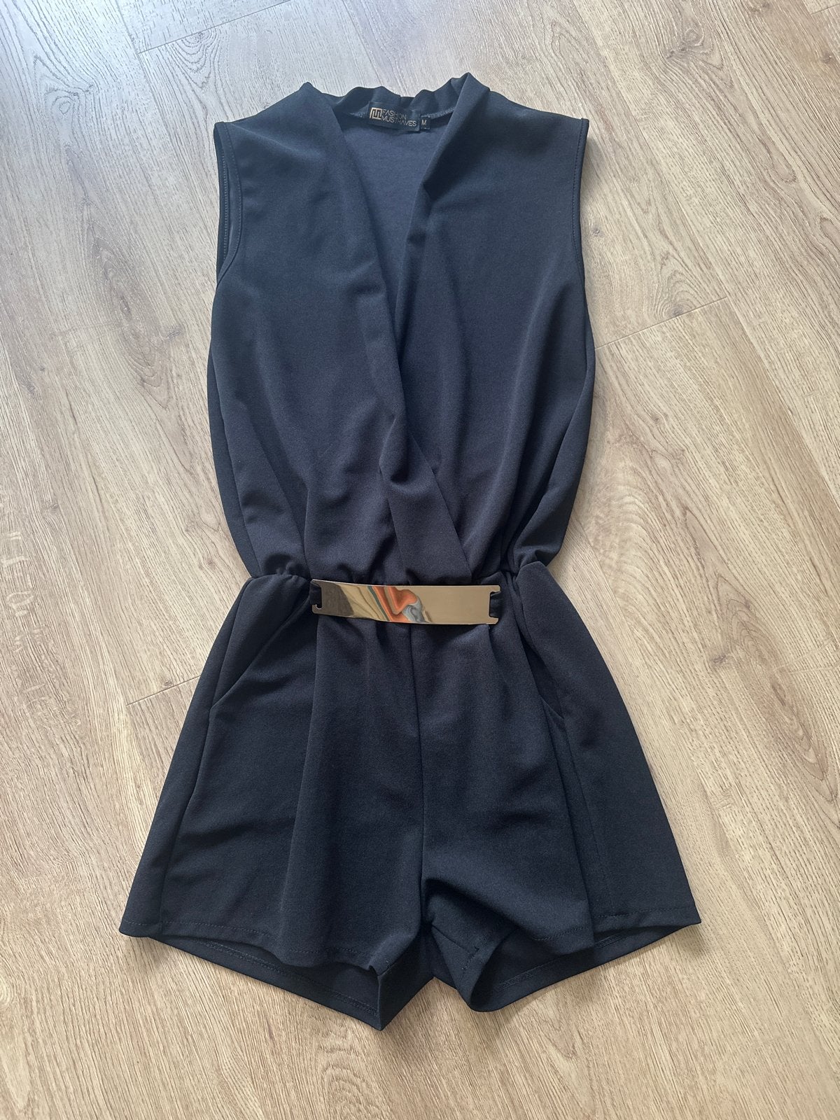 Zwarte playsuit met goudkleurige riem Fashion Musthaves, Ophalen of Verzenden, Zo goed als nieuw, Maat 38/40 (M), Zwart