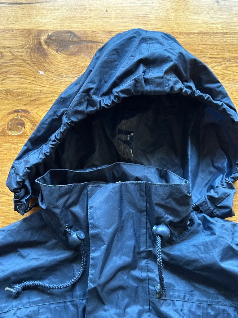 Donkerblauwe regenjas maat 140, Jongen of Meisje, Ophalen of Verzenden, Zo goed als nieuw, Onbekend