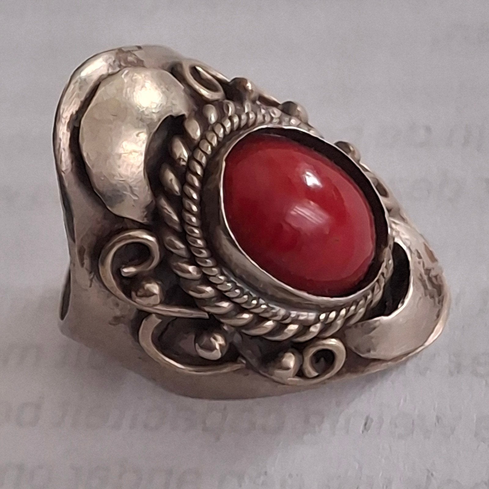 Oude zilveren fantasie ring met rode steen, Gebruikt, Ophalen of Verzenden, Met edelsteen, Dame