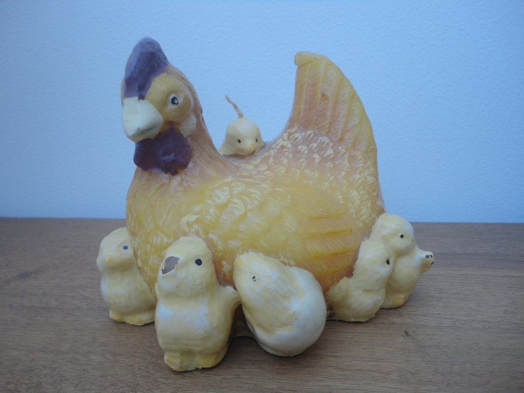 Mooie decoratieve kaars voor Pasen kip met 6 kuikens, Diversen, Pasen, Ophalen of Verzenden, Zo goed als nieuw