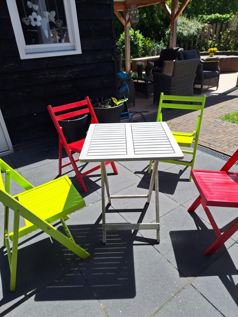 Vrolijke inklapbare tuinstoelen en tafel, Ophalen, Gebruikt, Hout, Inklapbaar
