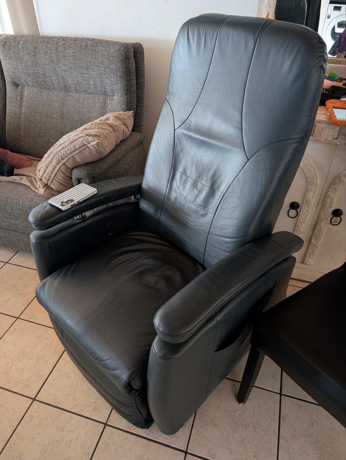 Comfortabele donker blauwe leren relaxfauteuil, Ophalen, Modern, Comfortabel, Gebruikt, 75 tot 100 cm