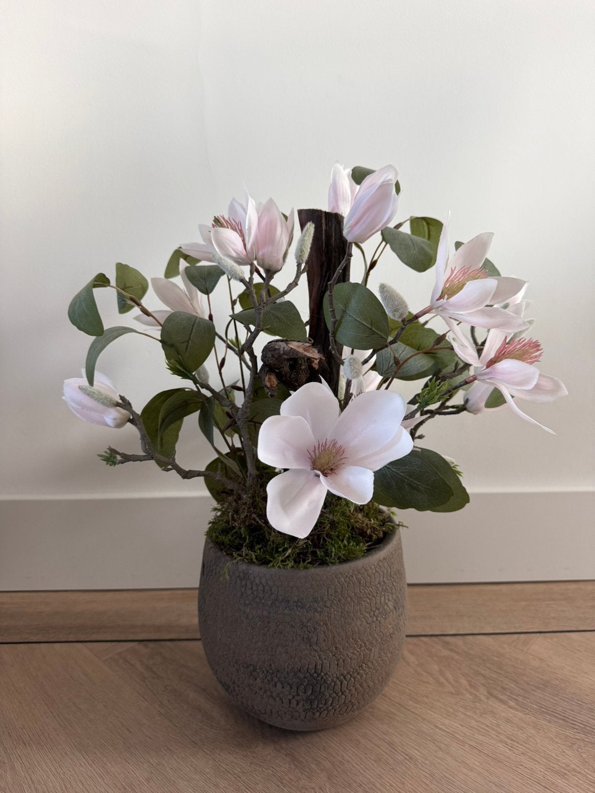 Te koop: Mooi kunstbloemstuk met zijden Magnolia’s in pot., Ophalen, Binnen, 45 cm, Zijde